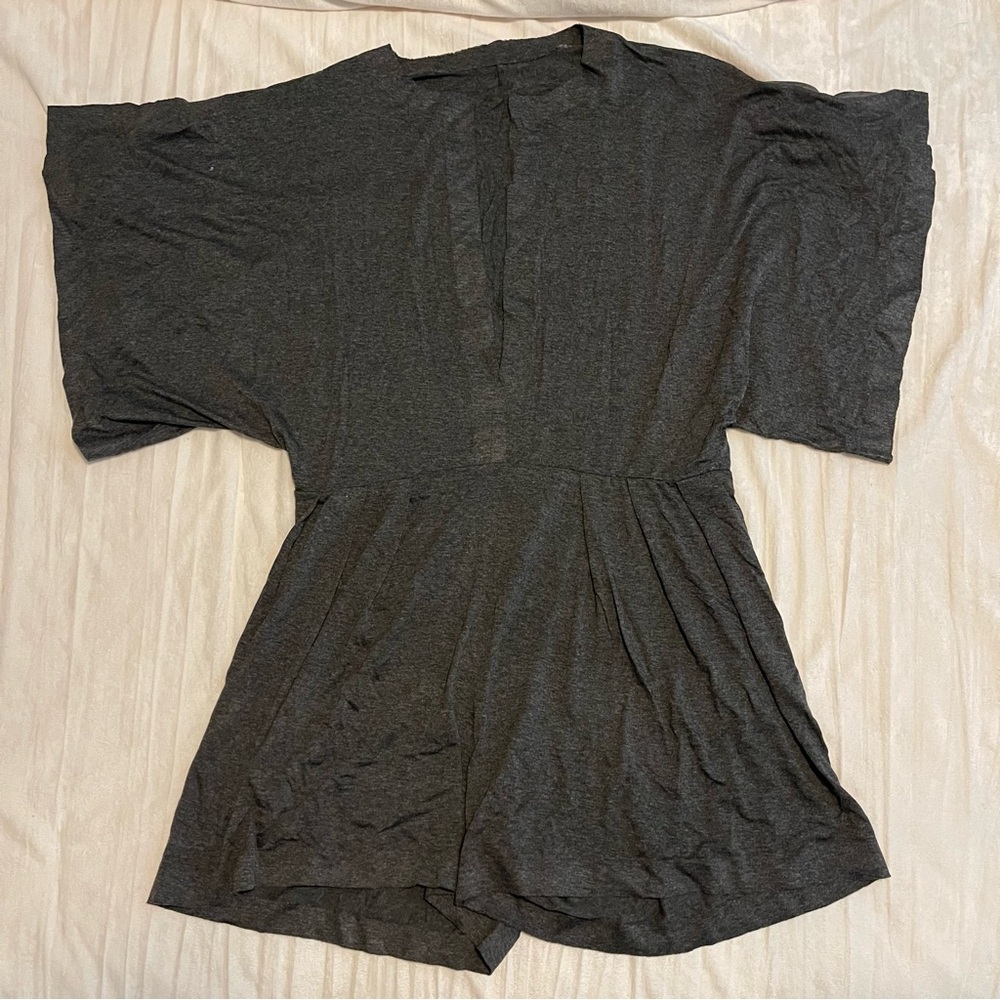 Seamless shortsleeved v-neck romper